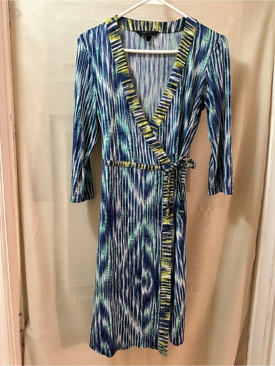 BCBGMaxAzria Dresses & Skirts - BCBGMAXAZRIA Blue Green Abstract Wrap Dress Tie Waist Stretch Midi Dress